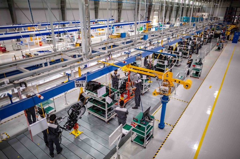 Xưởng lắp ráp dây chuyền thuộc Tổ hợp nhà máy sản xuất ô tô, xe máy điện Vinfast tại huyện Cát Hải