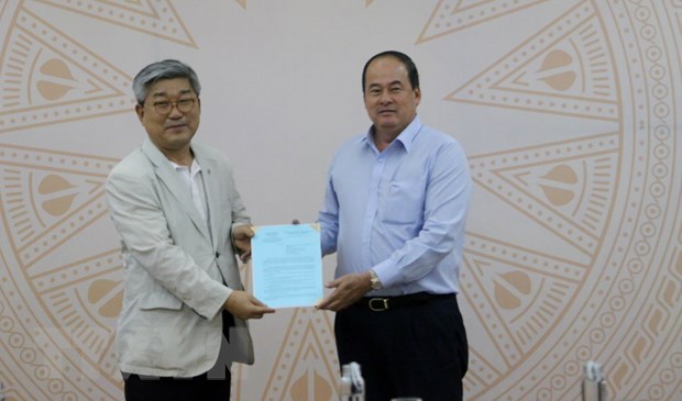 Chairman of the An Giang provincial People’s Committee Nguyen Thanh Binh (R) hands over a certificate of investment plan for a smart IP project to Oh Se-young (Source: VNA)