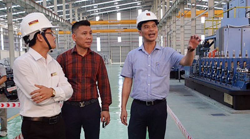 Đồng chí Dương Văn Tiến - Phó Chủ tịch UBND tỉnh kiểm tra tại Nhà máy Vật liệu xây dựng Hoa Sen