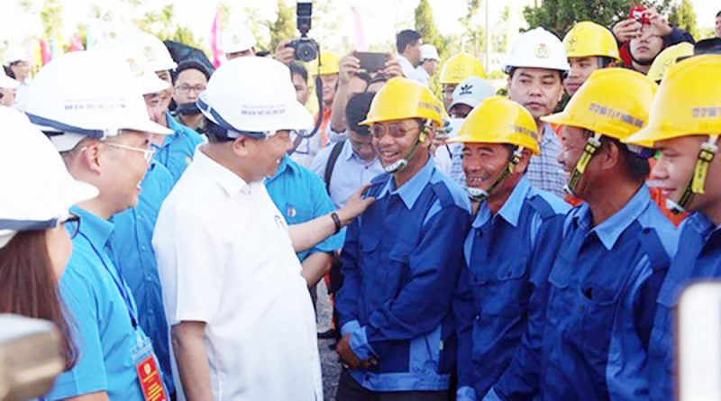 Thủ tướng Nguyễn Xuân Phúc thăm và làm việc với công nhân tại Hà Nam ngày 19/5/2018 (Ảnh: Vnexpress).