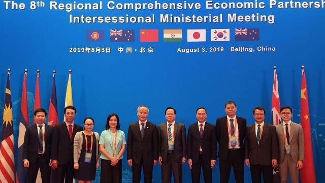 Minister of Industry and Trade Tran Quoc Khanh led a Vietnamese delegation to attend the 8th Regional Comprehensive Economic Partnership (RCEP) Intersessional Ministerial Meeting