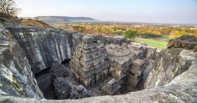 Kailasa: Ngôi đền cổ được chạm khắc từ một khối đá khổng lồ
