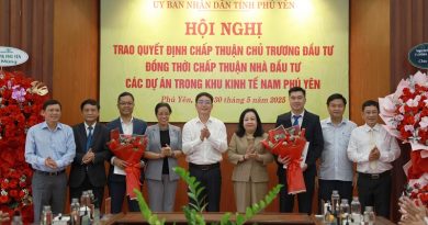 Trao quyết định chấp thuận chủ trương đầu tư đồng thời chấp thuận nhà đầu tư các dự án trong Khu kinh tế Nam Phú Yên