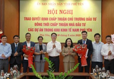 Trao quyết định chấp thuận chủ trương đầu tư đồng thời chấp thuận nhà đầu tư các dự án trong Khu kinh tế Nam Phú Yên