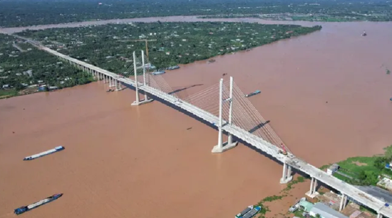 Chỉ còn hơn 1 tháng nữa, cây cầu gần 7.000 tỷ, cách cầu dây văng đầu tiên do Việt Nam thiết kế 3,8km sẽ hoàn thành